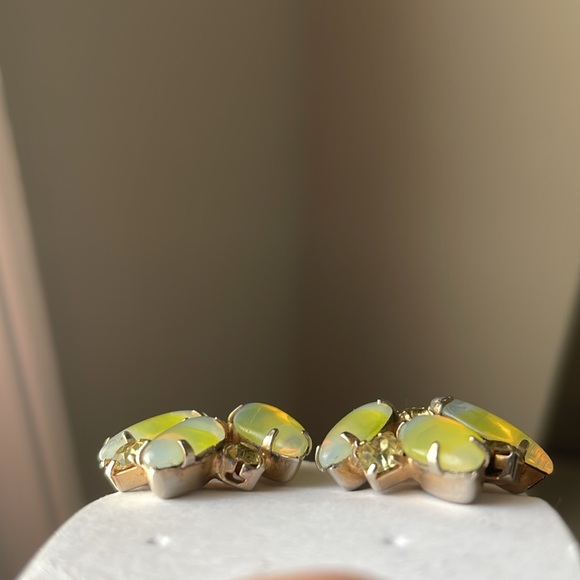 ❗️4/$20❗️Vintage 50s Art Deco Opalescent Chartreuse Givre Glass Earrings - Picture 6 of 7
